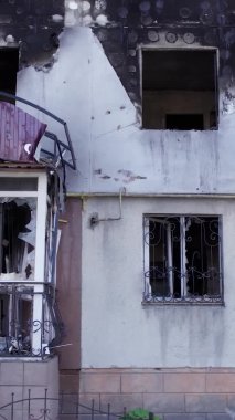 Bu borsa dikey videosu Ukrayna 'daki savaş sonrasını gösteriyor. Borodyanka' da yıkılan bir yerleşim yeri.