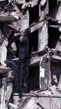 Bu borsa dikey videosu Ukrayna 'daki savaş sonrasını gösteriyor. Borodyanka' da yıkılan bir yerleşim yeri.