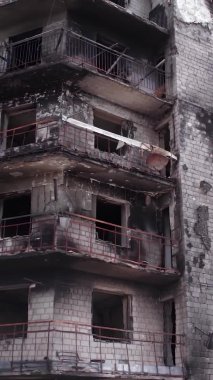 Bu borsa dikey videosu Ukrayna 'daki savaş sonrasını gösteriyor. Borodyanka' da yıkılan bir yerleşim yeri.