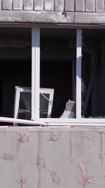 Bu borsa dikey videosu Ukrayna 'daki savaş sonrasını gösteriyor. Borodyanka' da yıkılan bir yerleşim yeri.