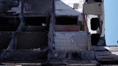 Bu borsa dikey videosu Ukrayna 'daki savaş sonrasını gösteriyor. Borodyanka' da yıkılan bir yerleşim yeri.