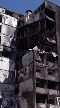 Bu borsa dikey videosu Ukrayna 'daki savaş sonrasını gösteriyor. Borodyanka' da yıkılan bir yerleşim yeri.