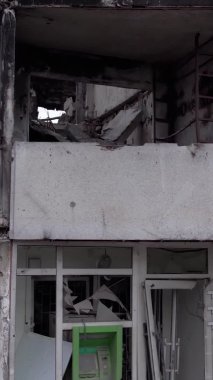 Bu borsa dikey videosu Ukrayna 'daki savaş sonrasını gösteriyor. Borodyanka' da yıkılan bir yerleşim yeri.