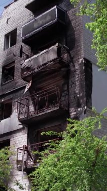 Bu borsa dikey videosu Ukrayna 'daki savaş sonrasını gösteriyor. Borodyanka' da yıkılan bir yerleşim yeri.