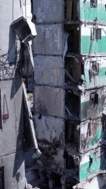 Bu borsa dikey videosu Ukrayna 'daki savaş sonrasını gösteriyor. Borodyanka' da yıkılan bir yerleşim yeri.