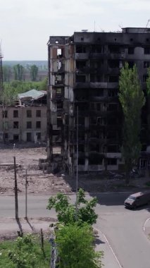 Bu borsa dikey videosu Ukrayna 'daki savaş sonrasını gösteriyor. Borodyanka' da yıkılan bir yerleşim yeri.