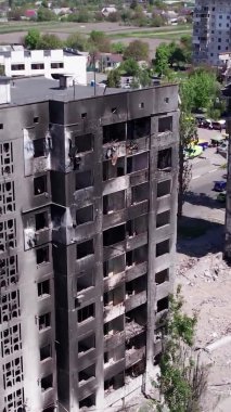 Bu borsa dikey videosu Ukrayna 'daki savaş sonrasını gösteriyor. Borodyanka' da yıkılan bir yerleşim yeri.