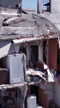 Bu borsa dikey videosu Ukrayna 'daki savaş sonrasını gösteriyor. Borodyanka' da yıkılan bir yerleşim yeri.