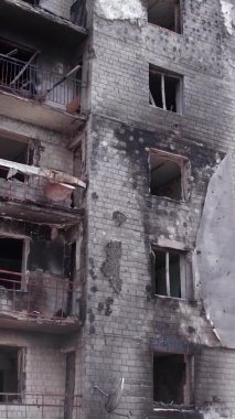Bu borsa dikey videosu Ukrayna 'daki savaş sonrasını gösteriyor. Borodyanka' da yıkılan bir yerleşim yeri.