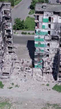 Bu borsa dikey videosu Ukrayna 'daki savaş sonrasını gösteriyor. Borodyanka' da yıkılan bir yerleşim yeri.