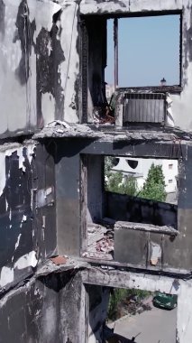 Bu borsa dikey videosu Ukrayna 'daki savaş sonrasını gösteriyor. Borodyanka' da yıkılan bir yerleşim yeri.