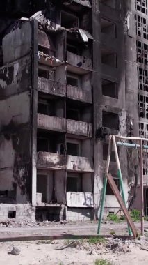 Bu borsa dikey videosu Ukrayna 'daki savaş sonrasını gösteriyor. Borodyanka' da yıkılan bir yerleşim yeri.