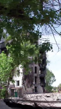 Bu borsa dikey videosu Ukrayna 'daki savaş sonrasını gösteriyor. Borodyanka' da yıkılan bir yerleşim yeri.