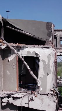 Bu borsa dikey videosu Ukrayna 'daki savaş sonrasını gösteriyor. Borodyanka' da yıkılan bir yerleşim yeri.