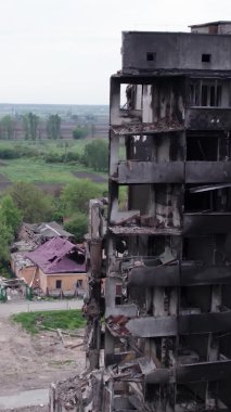 Bu borsa dikey videosu Ukrayna 'daki savaş sonrasını gösteriyor. Borodyanka' da yıkılan bir yerleşim yeri.