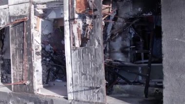 Bu borsa dikey videosu Ukrayna 'daki savaş sonrasını gösteriyor. Borodyanka' da yıkılan bir yerleşim yeri.