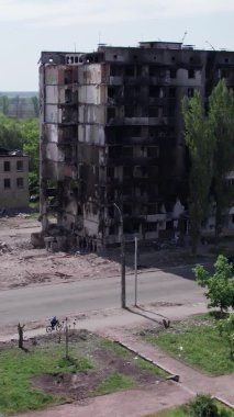 Bu borsa dikey videosu Ukrayna 'daki savaş sonrasını gösteriyor. Borodyanka' da yıkılan bir yerleşim yeri.