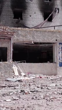 Bu borsa dikey videosu Ukrayna 'daki savaş sonrasını gösteriyor. Borodyanka' da yıkılan bir yerleşim yeri.