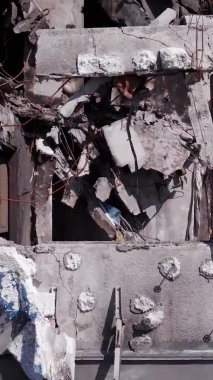 Bu borsa dikey videosu Ukrayna 'daki savaş sonrasını gösteriyor. Borodyanka' da yıkılan bir yerleşim yeri.