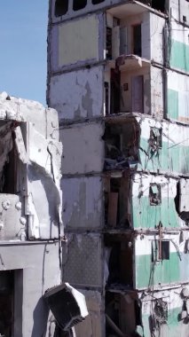 Bu borsa dikey videosu Ukrayna 'daki savaş sonrasını gösteriyor. Borodyanka' da yıkılan bir yerleşim yeri.