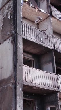 Bu borsa dikey videosu Ukrayna 'daki savaş sonrasını gösteriyor. Borodyanka' da yıkılan bir yerleşim yeri.