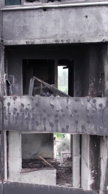 Bu borsa dikey videosu Ukrayna 'daki savaş sonrasını gösteriyor. Borodyanka' da yıkılan bir yerleşim yeri.