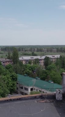 Bu borsa dikey videosu Ukrayna 'daki savaş sonrasını gösteriyor. Borodyanka' da yıkılan bir yerleşim yeri.