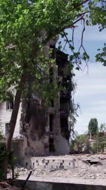 Bu borsa dikey videosu Ukrayna 'daki savaş sonrasını gösteriyor. Borodyanka' da yıkılan bir yerleşim yeri.