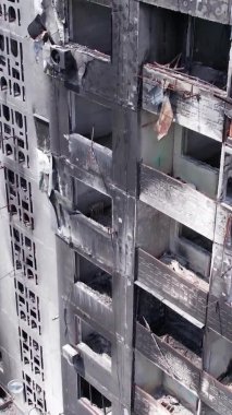 Bu borsa dikey videosu Ukrayna 'daki savaş sonrasını gösteriyor. Borodyanka' da yıkılan bir yerleşim yeri.