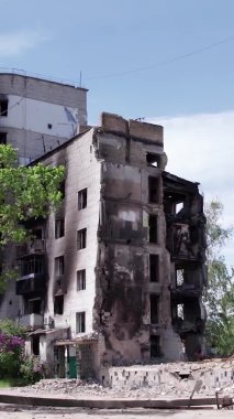 Bu borsa dikey videosu Ukrayna 'daki savaş sonrasını gösteriyor. Borodyanka' da yıkılan bir yerleşim yeri.