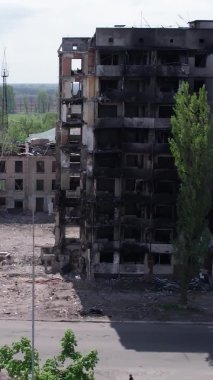 Bu borsa dikey videosu Ukrayna 'daki savaş sonrasını gösteriyor. Borodyanka' da yıkılan bir yerleşim yeri.