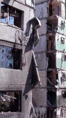 Bu borsa dikey videosu Ukrayna 'daki savaş sonrasını gösteriyor. Borodyanka' da yıkılan bir yerleşim yeri.