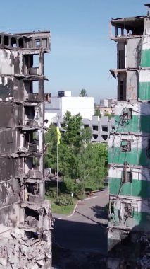 Bu borsa dikey videosu Ukrayna 'daki savaş sonrasını gösteriyor. Borodyanka' da yıkılan bir yerleşim yeri.