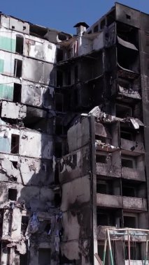 Bu borsa dikey videosu Ukrayna 'daki savaş sonrasını gösteriyor. Borodyanka' da yıkılan bir yerleşim yeri.