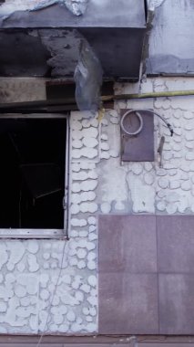 Bu borsa dikey videosu Ukrayna 'daki savaş sonrasını gösteriyor. Borodyanka' da yıkılan bir yerleşim yeri.