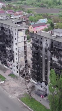 Bu borsa dikey videosu Ukrayna 'daki savaş sonrasını gösteriyor. Borodyanka' da yıkılan bir yerleşim yeri.