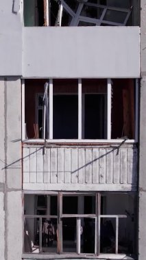 Bu borsa dikey videosu Ukrayna 'daki savaş sonrasını gösteriyor. Borodyanka' da yıkılan bir yerleşim yeri.