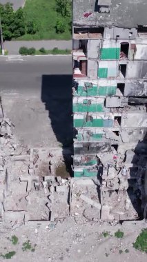 Bu borsa dikey videosu Ukrayna 'daki savaş sonrasını gösteriyor. Borodyanka' da yıkılan bir yerleşim yeri.