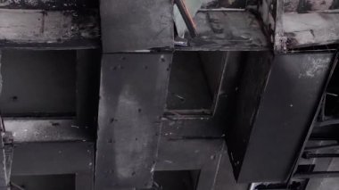 Bu borsa dikey videosu Ukrayna 'daki savaş sonrasını gösteriyor. Borodyanka' da yıkılan bir yerleşim yeri.