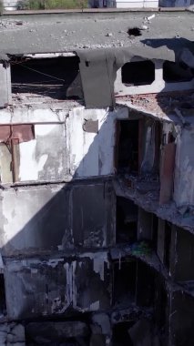 Bu borsa dikey videosu Ukrayna 'daki savaş sonrasını gösteriyor. Borodyanka' da yıkılan bir yerleşim yeri.