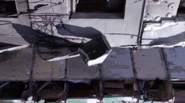 Bu borsa dikey videosu Ukrayna 'daki savaş sonrasını gösteriyor. Borodyanka' da yıkılan bir yerleşim yeri.