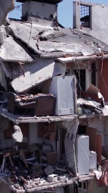 Bu borsa dikey videosu Ukrayna 'daki savaş sonrasını gösteriyor. Borodyanka' da yıkılan bir yerleşim yeri.