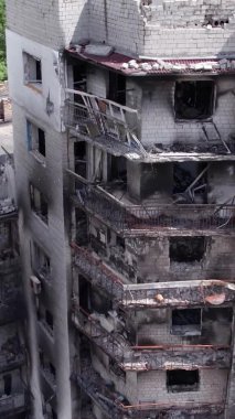 Bu borsa dikey videosu Ukrayna 'daki savaş sonrasını gösteriyor. Borodyanka' da yıkılan bir yerleşim yeri.