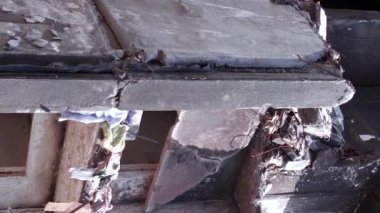 Bu borsa dikey videosu Ukrayna 'daki savaş sonrasını gösteriyor. Borodyanka' da yıkılan bir yerleşim yeri.