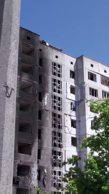 Bu borsa dikey videosu Ukrayna 'daki savaş sonrasını gösteriyor. Borodyanka' da yıkılan bir yerleşim yeri.