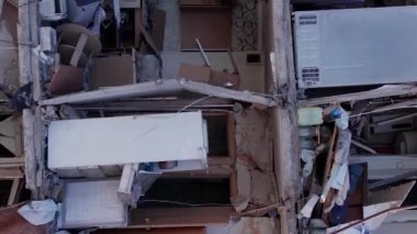 Bu borsa dikey videosu Ukrayna 'daki savaş sonrasını gösteriyor. Borodyanka' da yıkılan bir yerleşim yeri.