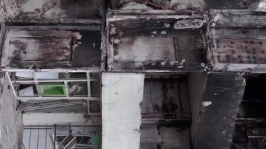 Bu borsa dikey videosu Ukrayna 'daki savaş sonrasını gösteriyor. Borodyanka' da yıkılan bir yerleşim yeri.