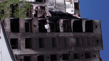 Bu borsa dikey videosu Ukrayna 'daki savaş sonrasını gösteriyor. Borodyanka' da yıkılan bir yerleşim yeri.