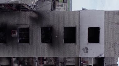 Bu borsa dikey videosu Ukrayna 'daki savaş sonrasını gösteriyor. Borodyanka' da yıkılan bir yerleşim yeri.