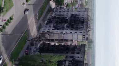 Bu borsa dikey videosu Ukrayna 'daki savaş sonrasını gösteriyor. Borodyanka' da yıkılan bir yerleşim yeri.